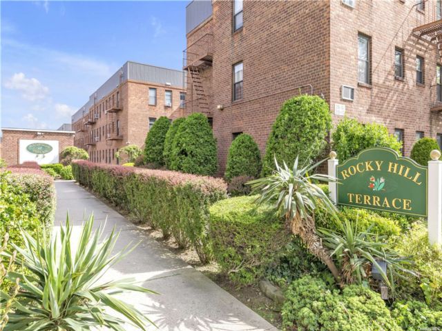  1 BR,  1.00 BTH &nbsp;Garden style home in Bayside