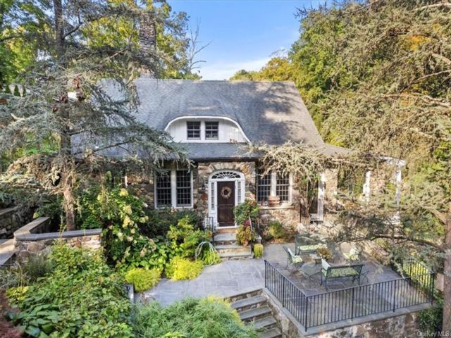 3 BR,  3.00 BTH &nbsp;House style home in Cortlandt
