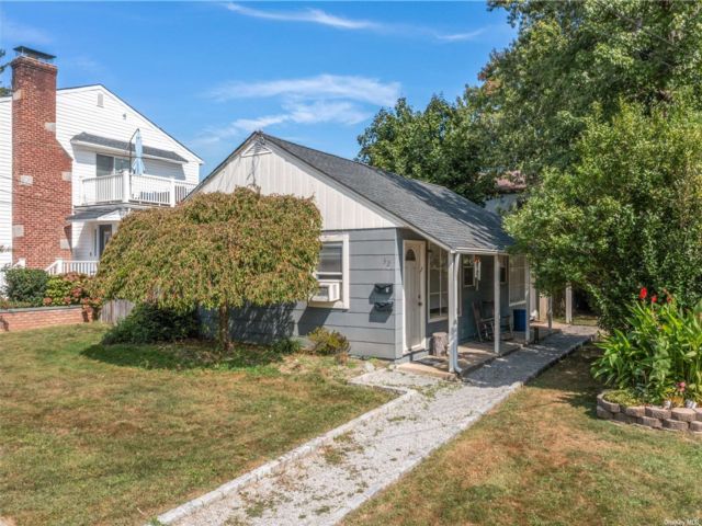  2 BR,  2.00 BTH &nbsp;Ranch style home in Port Washington