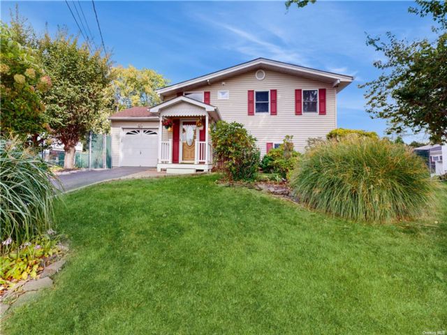  3 BR,  2.00 BTH &nbsp;Colonial style home in Holbrook