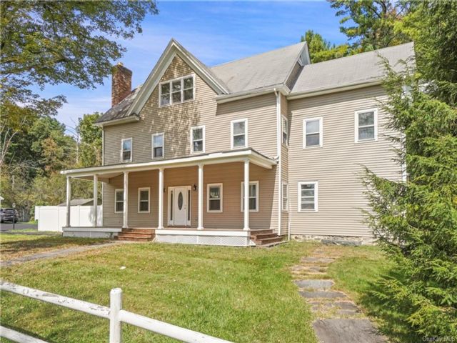 3 BR,  4.00 BTH &nbsp;Victorian style home in Deerpark