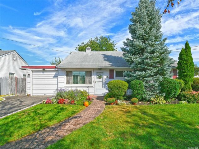  3 BR,  1.00 BTH &nbsp;Ranch style home in Oyster Bay