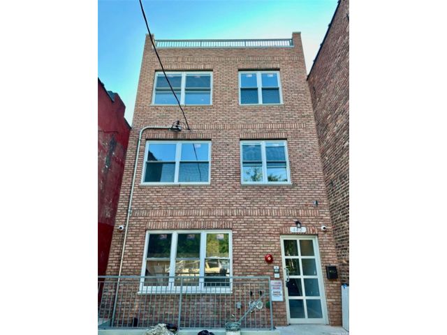  9 BR,  6.00 BTH &nbsp;Other style home in Cypress Hills