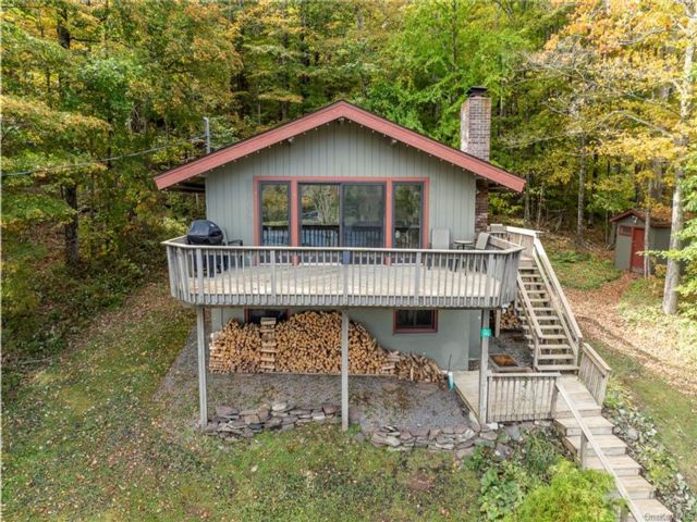  4 BR,  2.00 BTH &nbsp;Chalet style home in Hunter
