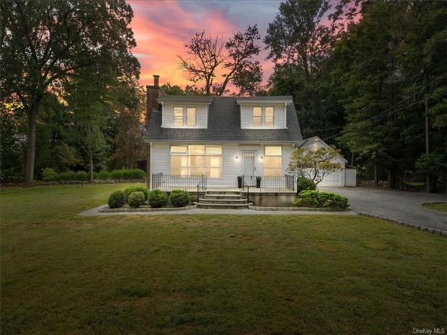  5 BR,  3.00 BTH &nbsp;Cape cod style home in Yorktown