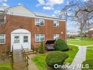  2 BR,  1.00 BTH &nbsp;Garden style home in Bayside