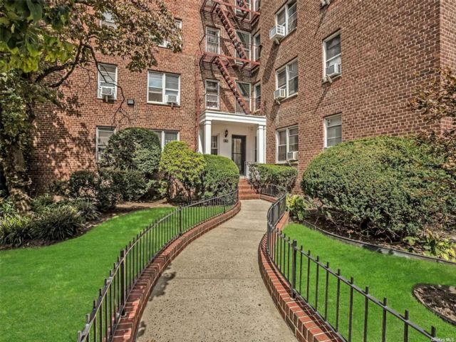  1 BR,  1.00 BTH &nbsp;Other style home in Jackson Heights