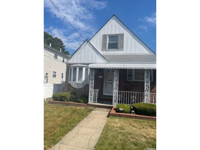  4 BR,  1.00 BTH &nbsp;Colonial style home in Jamaica