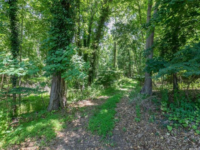 Lot <b>Size:</b> 2.10 &nbsp;Land style home in Nissequogue