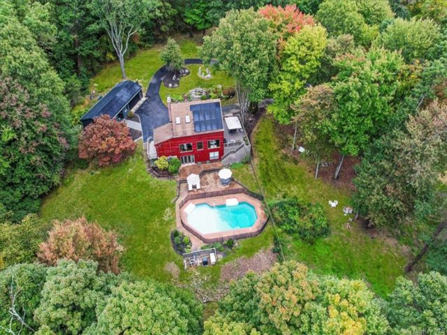  4 BR,  3.00 BTH &nbsp;Contemporary style home in Cortlandt