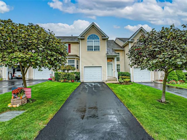  3 BR,  3.00 BTH &nbsp;Condo style home in Medford