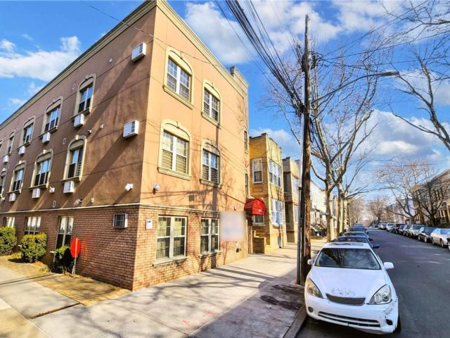 Studio,  0.00 BTH &nbsp;Commercial style home in Ridgewood