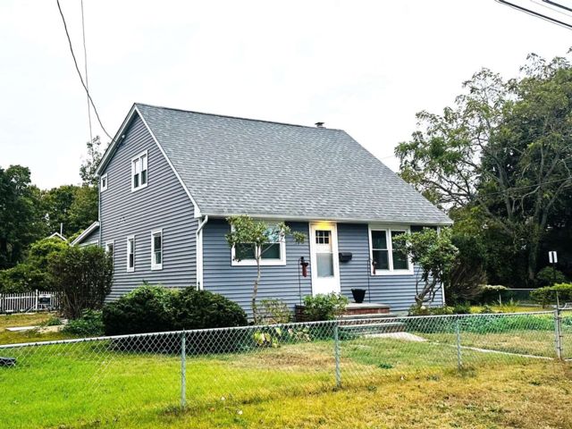  4 BR,  2.00 BTH &nbsp;Duplex style home in Patchogue