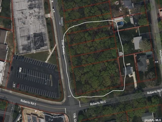 Lot <b>Size:</b> 233'X199' &nbsp;Land style home in Shirley