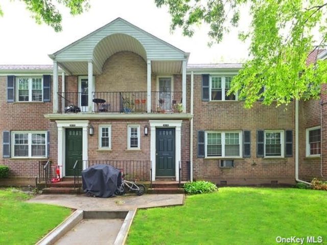  2 BR,  1.00 BTH &nbsp;Garden style home in Bayside