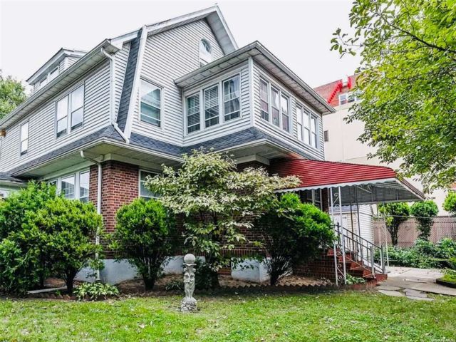  5 BR,  5.00 BTH &nbsp;Colonial style home in Flushing
