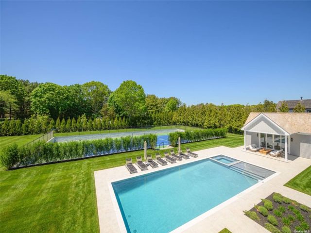  8 BR, 11.00 BTH &nbsp;House style home in Southampton