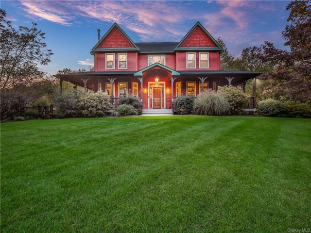  3 BR,  4.00 BTH &nbsp;Colonial style home in New Paltz