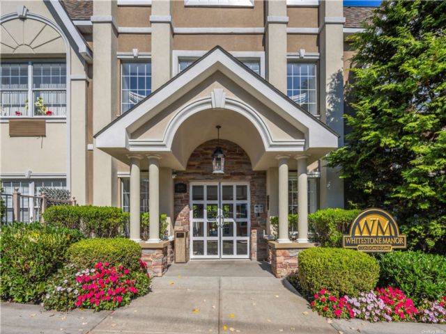  1 BR,  2.00 BTH &nbsp;Garden style home in Whitestone