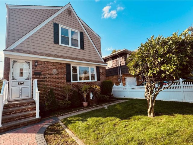  5 BR,  3.00 BTH &nbsp;Exp cape style home in Elmont