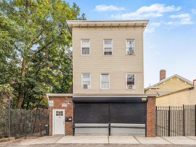  8 BR,  3.00 BTH &nbsp;House style home in Yonkers