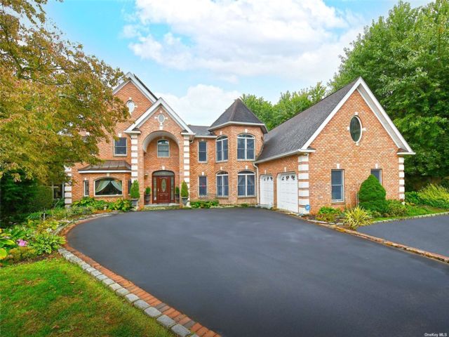  5 BR,  4.00 BTH &nbsp;Colonial style home in Greenlawn