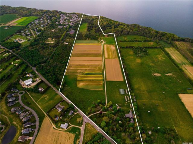 Lot <b>Size:</b> 105.6 &nbsp;Land style home in Riverhead