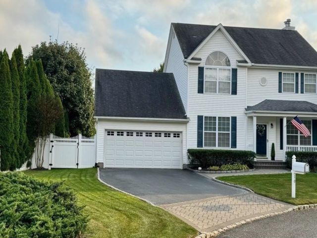  4 BR,  3.00 BTH &nbsp;Colonial style home in Holtsville
