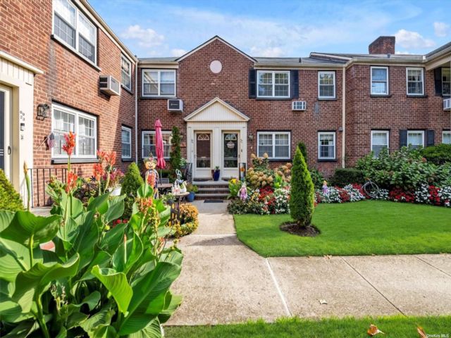  1 BR,  1.00 BTH &nbsp;Garden style home in Bayside