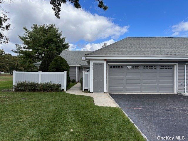  2 BR,  2.00 BTH &nbsp;Garden style home in Moriches