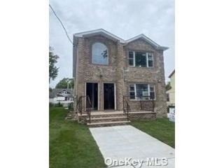  8 BR,  5.00 BTH &nbsp;Two story style home in Saint Albans