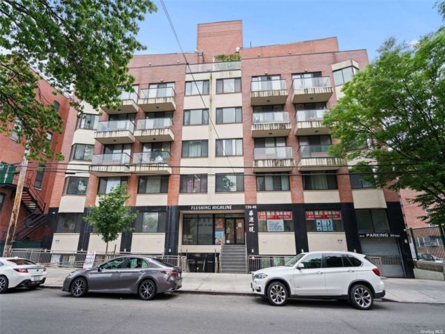  3 BR,  3.00 BTH &nbsp;Condo style home in Flushing