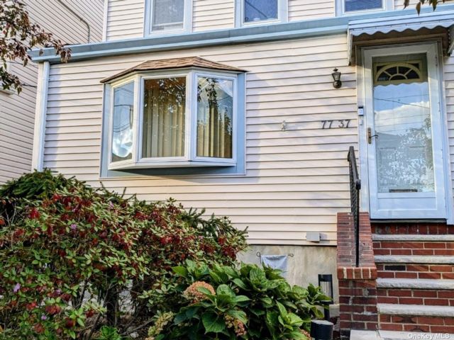  4 BR,  2.00 BTH &nbsp;House style home in Middle Village