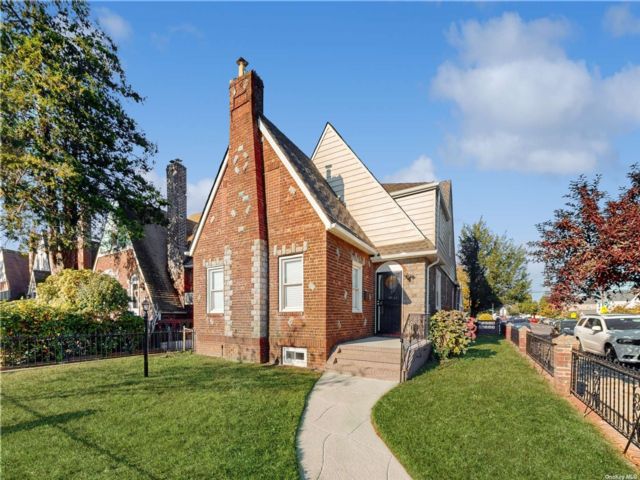  4 BR,  3.00 BTH &nbsp;Colonial style home in Cambria Heights