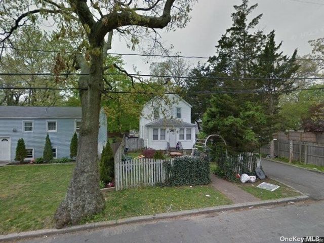  4 BR,  3.00 BTH &nbsp;Colonial style home in Huntington Station
