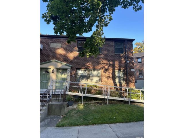  1 BR,  1.00 BTH &nbsp;Garden style home in Douglaston