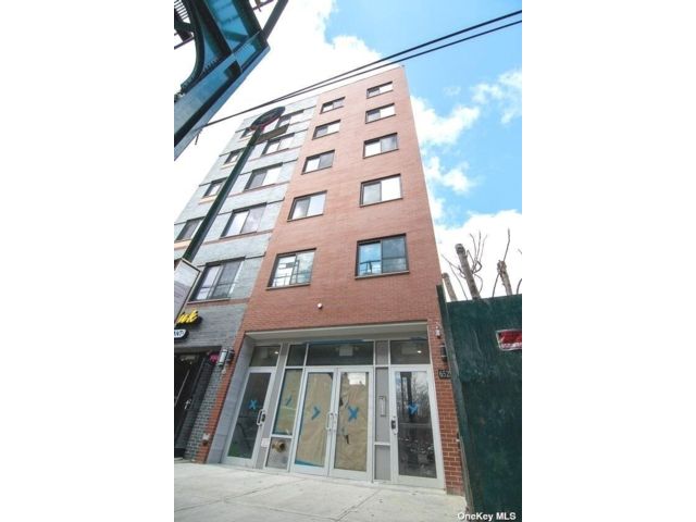 Studio,  0.00 BTH &nbsp;Commercial style home in Woodside