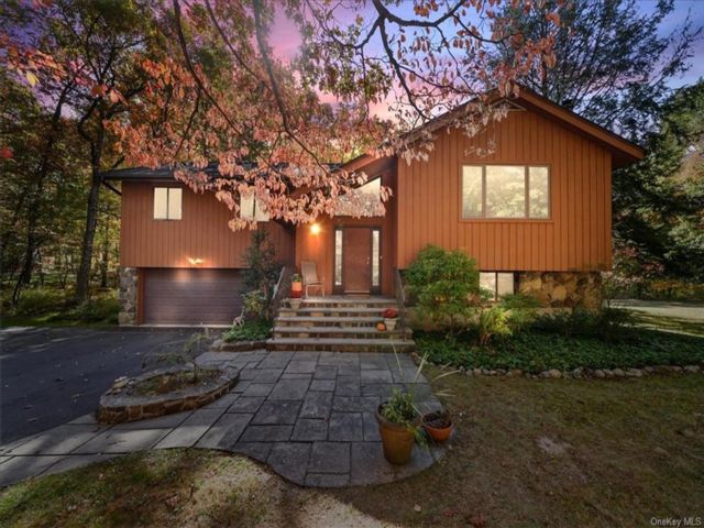  4 BR,  3.00 BTH &nbsp;Contemporary style home in Croton-on-hudson