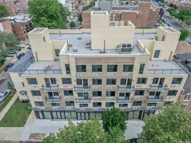  2 BR,  2.00 BTH &nbsp;Condo style home in Fresh Meadows