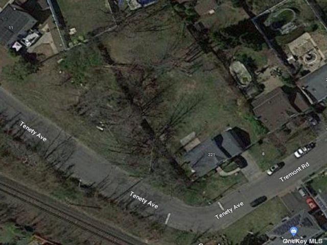 Lot <b>Size:</b> 110X64 &nbsp;Land style home in Lindenhurst