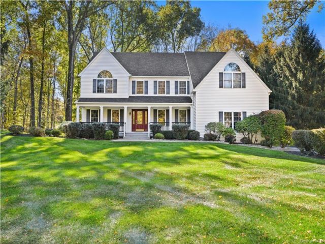  4 BR,  3.00 BTH &nbsp;Colonial style home in Cortlandt Manor