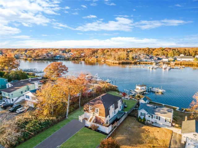  5 BR,  4.00 BTH &nbsp;House style home in Mastic Beach