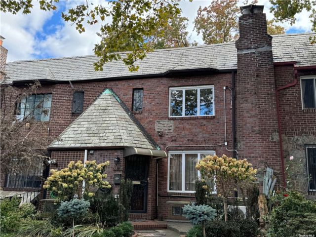  3 BR,  3.00 BTH &nbsp;Tudor style home in Rego Park