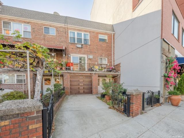 Studio,  3.00 BTH &nbsp;Other style home in Astoria