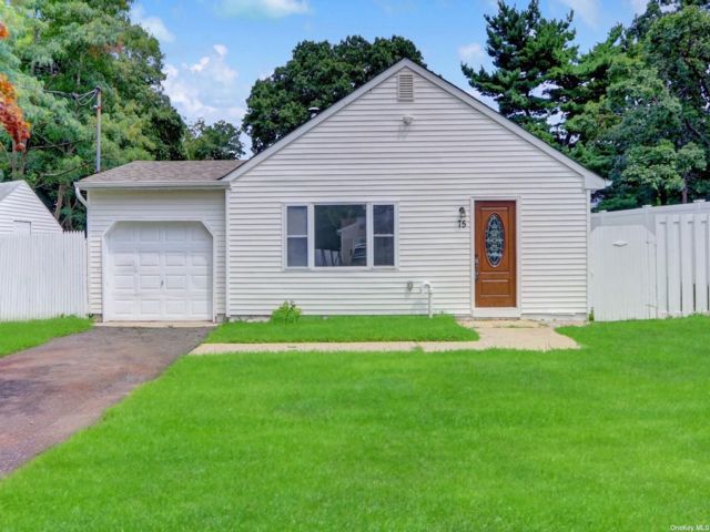  4 BR,  2.00 BTH &nbsp;Ranch style home in Central Islip