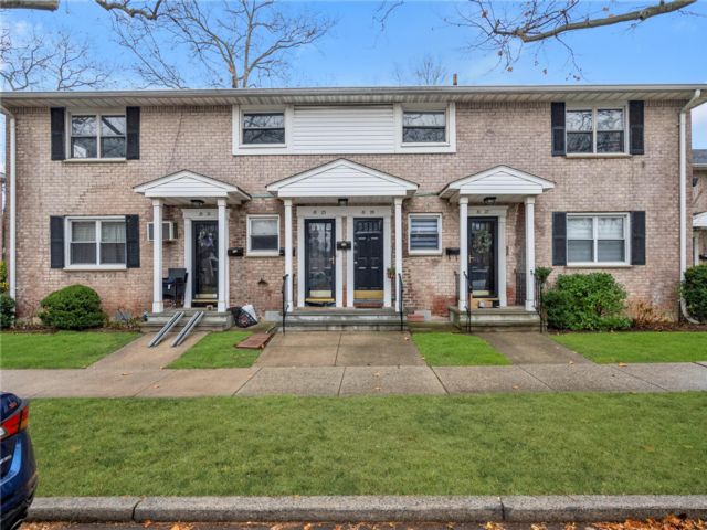  2 BR,  1.00 BTH &nbsp;Garden style home in New Hyde Park