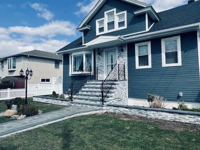  3 BR,  1.00 BTH &nbsp;Colonial style home in Freeport