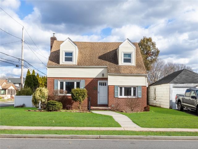  2 BR,  1.00 BTH &nbsp;Cape cod style home in Lynbrook