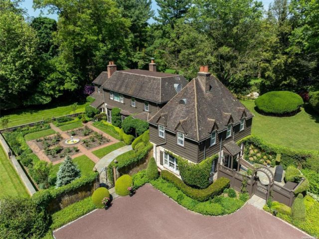  7 BR,  6.00 BTH &nbsp;Colonial style home in Locust Valley