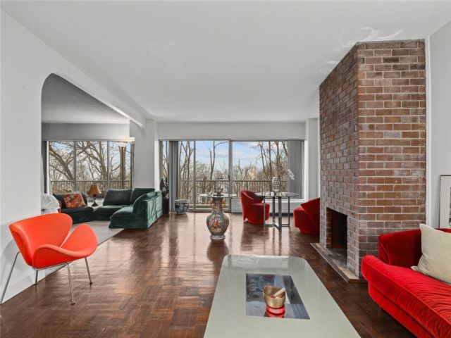  3 BR,  5.00 BTH &nbsp;Other style home in Riverdale